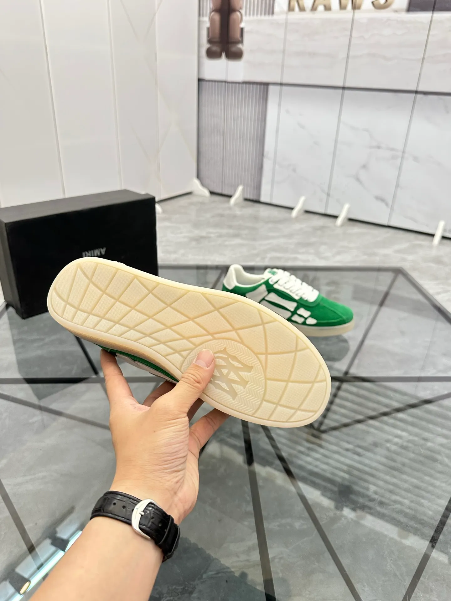 Men's shoes: 💰P420¥ Product trademark: AMIRI* "Amir*" low-top casual shoes Regular size: 38-45 (can be customized to 46) Product material: imported nubuck leather upper, breathable lining, original outsole. Number: 001